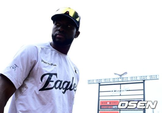 [OSEN=대전, 지형준 기자] 한화 플로리얼이 타격 훈련을 마치고 이동하고 있다. 2025.06.13 /jpnews@osen.co.kr