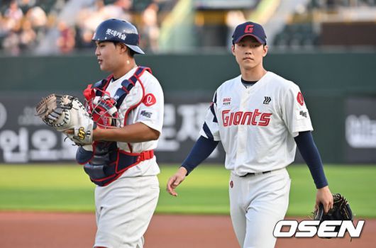 [OSEN=부산, 이석우 기자] 18일 부산 사직야구장에서 2025 신한 SOL 뱅크 KBO 리그 롯데 자이언츠와 한화 이글스의 경기가 열렸다. 홈팀 롯데는 홍민기가, 방문팀 한화는 엄상백이 선발 출전했다.롯데 자이언츠 선발 투수 홍민기와 박재엽이 첫 선발 출전하고 있다. 2025.06.18 / foto0307@osen.co.kr