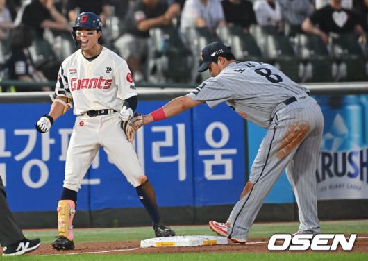 [OSEN=부산, 이석우 기자] 18일 부산 사직야구장에서 2025 신한 SOL 뱅크 KBO 리그 롯데 자이언츠와 한화 이글스의 경기가 열렸다. 홈팀 롯데는 홍민기가, 방문팀 한화는 엄상백이 선발 출전했다.롯데 자이언츠 김동혁이 4회말 2사 1,3루 좌중간 2타점 3루타를 치고 환호하고 있다. 2025.06.18 / foto0307@osen.co.kr