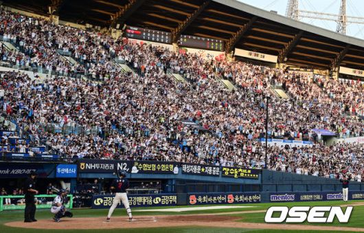[OSEN=잠실, 지형준 기자] 6일 오후 서울 잠실구장에서 ‘2025 신한 SOL Bank KBO리그’ 두산 베어스와 롯데 자이언츠의 경기가 열렸다.이날 두산은 잭로그, 롯데는 나균안을 선발로 내세웠다.역대 최소경기 500만 관중을 돌파하며 흥행 열기를 이어가고 있는 KBO리그. 현충일 연휴 시작부터 올 시즌 3번째, 5개 구장 기준 역대 8번째 전구장 매진 기록이 완성됐다.매진을 기록한 잠실야구장의 모습. 2025.06.06 /jpnews@osen.co.kr