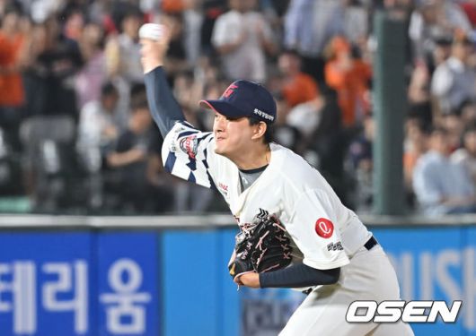 [OSEN=부산, 이석우 기자] 18일 부산 사직야구장에서 2025 신한 SOL 뱅크 KBO 리그 롯데 자이언츠와 한화 이글스의 경기가 열렸다. 홈팀 롯데는 홍민기가, 방문팀 한화는 엄상백이 선발 출전했다.롯데 자이언츠 김원중이 역투하고 있다. 2025.06.18 / foto0307@osen.co.kr