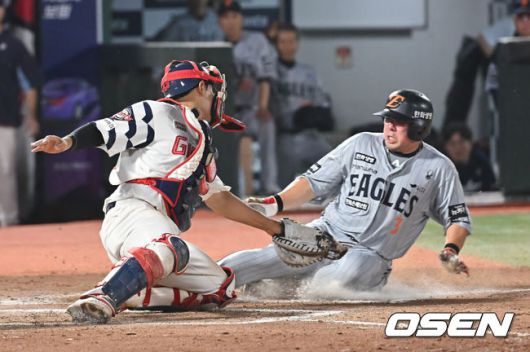 [OSEN=부산, 이석우 기자] 18일 부산 사직야구장에서 2025 신한 SOL 뱅크 KBO 리그 롯데 자이언츠와 한화 이글스의 경기가 열렸다. 홈팀 롯데는 홍민기가, 방문팀 한화는 엄상백이 선발 출전했다.한화 이글스 안치홍이 8회초 1사 1,3루 노시환의 우익수 희생플라이때 홈 쇄도, 득점을 올리고 있다. 2025.06.18 / foto0307@osen.co.kr