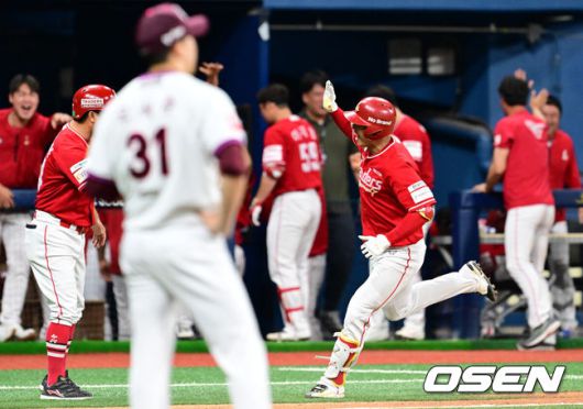 [OSEN=고척, 조은정 기자]19일 서울 고척스카이돔에서 ‘2025 신한 SOL Bank KBO리그’ 키움 히어로즈와 SSG 랜더스의 경기가 열렸다.홈팀 키움은 박주성, 방문팀 SSG는 박시후를 선발로 내세웠다.연장 11회초 1사 1루 SSG 석정우가 역전 좌월 투런 홈런을 날린 뒤 베이스를 돌고 있다. 2025.06.19 /cej@osen.co.kr