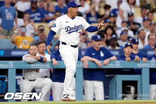 [사진] LA 다저스 데이브 로버츠 감독이 심판 경고에 대해 설명을 요구하고 있다. ⓒGettyimages(무단전재 및 재배포 금지)