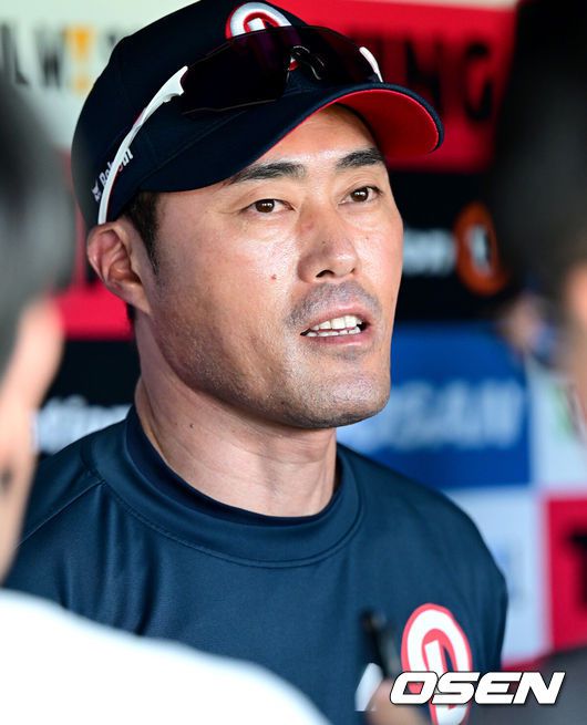 [OSEN=잠실, 최규한 기자] 8일 서울 잠실야구장에서 ‘2025 신한 SOL Bank KBO리그’ 두산 베어스와 롯데 자이언츠의 경기가 열린다.홈팀 두산은 곽빈, 방문팀 롯데는 알렉 감보아가 선발로 나선다.경기를 앞두고 두산 조성환 감독대행이 취재진과 대화를 나누고 있다. 2025.06.08 / dreamer@osen.co.kr