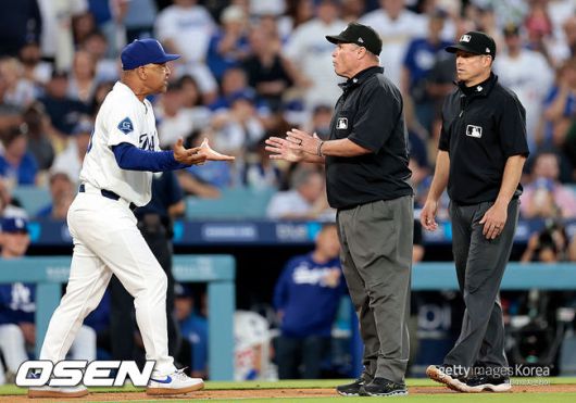 [사진] LA 다저스 데이브 로버츠 감독이 심판에게 항의하고 있다. ⓒGettyimages(무단전재 및 재배포 금지)