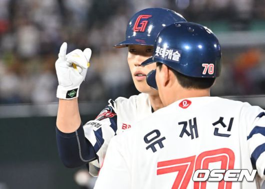 [OSEN=부산, 이석우 기자] 19일 부산 사직야구장에서 2025 신한 SOL 뱅크 KBO 리그 롯데 자이언츠와 한화 이글스의 경기가 열렸다. 홈팀 롯데는 나균안이, 방문팀 한화는 황준서가 선발 출전했다.롯데 자이언츠 전민재가 5회말 무사 좌익수 앞 안타를 치고 세리머니를 하고 있다. 2025.06.19 / foto0307@osen.co.kr