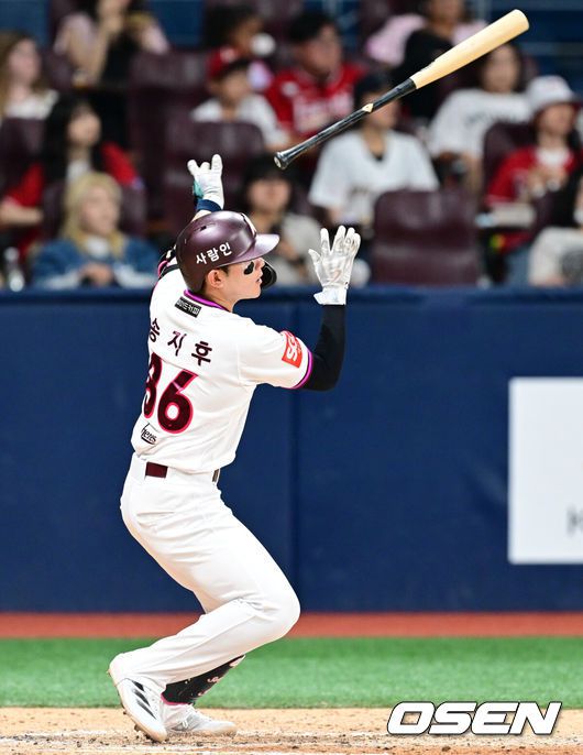 [OSEN=고척, 조은정 기자]19일 서울 고척스카이돔에서 ‘2025 신한 SOL Bank KBO리그’ 키움 히어로즈와 SSG 랜더스의 경기가 열렸다.홈팀 키움은 박주성, 방문팀 SSG는 박시후를 선발로 내세웠다.3회말 1사 1,3루 키움 송지후가 희생타를 날리고 있다. 2025.06.19 /cej@osen.co.kr