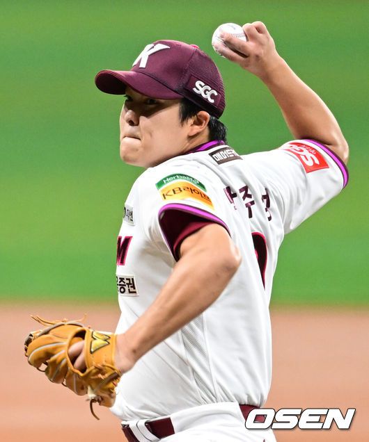 [OSEN=고척, 조은정 기자]19일 서울 고척스카이돔에서 ‘2025 신한 SOL Bank KBO리그’ 키움 히어로즈와 SSG 랜더스의 경기가 열렸다.홈팀 키움은 박주성, 방문팀 SSG는 박시후를 선발로 내세웠다.1회초 키움 선발 박주성이 역투하고 있다. 2025.06.19 /cej@osen.co.kr