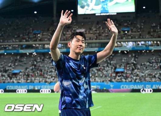 [OSEN=서울월드컵경기장, 김성락 기자]서울에서 펼쳐진 국가대표 맞대결의 승자는 김민재(28, 바이에른 뮌헨)이었다. 바이에른 뮌헨이 '캡틴' 손흥민(32, 토트넘 홋스퍼)을 잘 막아내면서 6만 관중 앞에서 승리를 신고했다.바이에른 뮌헨은3일 오후 8시 서울월드컵경기장에서 열린 2024 쿠팡플레이 시리즈 2경기에서토트넘 홋스퍼를 상대로 2-1 승리를 거뒀다.경기 종료 후 토트넘 손흥민이 관중에게 인사를 하고 있다. 2024.08.03 / ksl0919@osen.co.kr