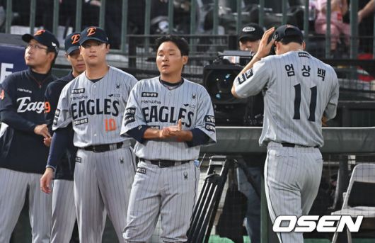 [OSEN=부산, 이석우 기자] 18일 부산 사직야구장에서 2025 신한 SOL 뱅크 KBO 리그 롯데 자이언츠와 한화 이글스의 경기가 열렸다. 홈팀 롯데는 홍민기가, 방문팀 한화는 엄상백이 선발 출전했다.한화 이글스 엄상백이 4회말 교체되고 있다. 2025.06.18 / foto0307@osen.co.kr