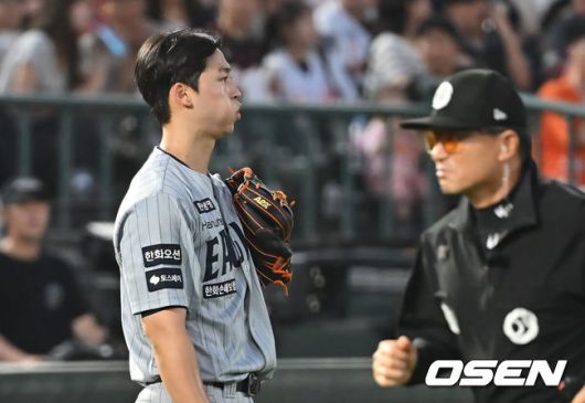 [OSEN=부산, 이석우 기자] 18일 부산 사직야구장에서 2025 신한 SOL 뱅크 KBO 리그 롯데 자이언츠와 한화 이글스의 경기가 열렸다. 홈팀 롯데는 홍민기가, 방문팀 한화는 엄상백이 선발 출전했다.한화 이글스 엄상백이 4회말 2사 1,3루 롯데 자이언츠 김동혁에게 좌중간 2타점 3루타를 맞고 허탈해 하고 있다. 2025.06.18 / foto0307@osen.co.kr
