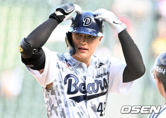 [OSEN=잠실, 조은정 기자]14일 서울 잠실야구장에서 2024 신한 SOL Bank KBO리그 두산 베어스와 키움 히어로즈의 경기가 열렸다.이날 홈팀 두산은 최승용을, 원정팀 키움은 알칸타라를 선발 투수로 내세웠다.4회말 2사 두산 김동준이 안타 세리머니를 하고 있다. 2025.06.14 /cej@osen.co.kr