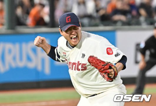 [OSEN=부산, 이석우 기자] 19일 부산 사직야구장에서 2025 신한 SOL 뱅크 KBO 리그 롯데 자이언츠와 한화 이글스의 경기가 열렸다. 홈팀 롯데는 나균안이, 방문팀 한화는 황준서가 선발 출전했다.롯데 자이언츠 선발 투수 나균안이 5회초 2사 만루 한화 이글스 문현빈을 삼진으로 잡고 포효하고 있다. 2025.06.19 / foto0307@osen.co.kr