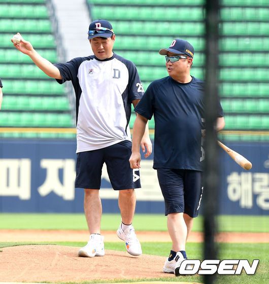 [OSEN=잠실, 최규한 기자] 27일 오후 서울 잠실야구장에서 열리는 '2018 신한은행 MY CAR KBO리그' 두산 베어스와 한화 이글스의 경기를 앞두고, 두산 김태형 감독과 양의지가 훈련을 마친 뒤 그라운드를 나서고 있다. /dreamer@osen.co.kr