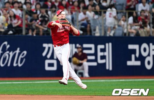 [OSEN=고척, 조은정 기자]19일 서울 고척스카이돔에서 ‘2025 신한 SOL Bank KBO리그’ 키움 히어로즈와 SSG 랜더스의 경기가 열렸다.홈팀 키움은 박주성, 방문팀 SSG는 박시후를 선발로 내세웠다.8회말 2사 만루 SSG 유격수 박성한이 키움 임지열의 땅볼을 2루로 송구, 1루주자 송성문의 2루 포스아웃을 돕고 있다. 2025.06.19 /cej@osen.co.kr