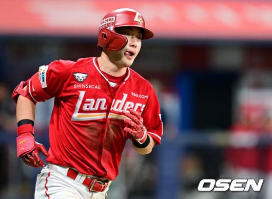 [OSEN=고척, 조은정 기자]19일 서울 고척스카이돔에서 ‘2025 신한 SOL Bank KBO리그’ 키움 히어로즈와 SSG 랜더스의 경기가 열렸다.홈팀 키움은 박주성, 방문팀 SSG는 박시후를 선발로 내세웠다.9회초 2사 SSG 최지훈이 동점 솔로 홈런을 날린 뒤 베이스를 돌고 있다. 2025.06.19 /cej@osen.co.kr