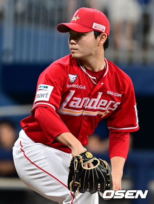 [OSEN=고척, 조은정 기자]일 서울 고척스카이돔에서 ‘2025 신한 SOL Bank KBO리그’ 키움 히어로즈와 SSG 랜더스의 경기가 열렸다.홈팀 키움은 박주성, 방문팀 SSG는 박시후를 선발로 내세웠다.1회말 SSG 선발 박시후가 역투하고 있다. 2025.06.19 /cej@osen.co.kr