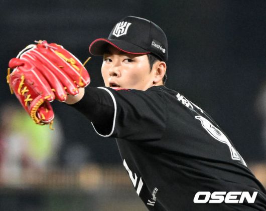 [OSEN=광주, 이대선 기자] 17일 오후 광주-기아 챔피언스필드에서 2025 신한 SOL Bank KBO리그 KIA 타이거즈와 KT 위즈의 경기가 열렸다.KIA는 김도현, KT는 헤이수스를 선발 투수로 내세웠다.6회말 1사 1,2루에서 KT 최용준이 역투하고 있다. 2025.06.17 /sunday@osen.co.kr