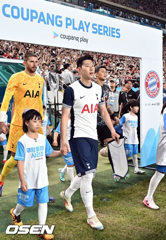 [OSEN=서울월드컵경기장, 조은정 기자]] 김민재(28, 바이에른 뮌헨)가손흥민(32, 토트넘)에게 향하는 공을 깔끔하게 막아내는 장면은 쿠팡플레이 시리즈 2경기 하이라이트였다.뮌헨은 3일 오후 8시 서울월드컵경기장에서 열린 토트넘과 2024 쿠팡플레이 시리즈 2경기에서 2-1로 이겼다.1900년 창단이후 첫 방한으로 치른 경기에서 뮌헨은 승전고를 울렸다. 김민재가 손흥민을 상대로 판정승을 거뒀다.토트넘 손흥민, 뮌헨 김민재가 경기장을 입장하고 있다. 2024.08.03 /cej@osen.co.kr