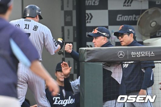 [OSEN=부산, 이석우 기자] 17일 부산 사직야구장에서 2025 신한 SOL 뱅크 KBO 리그 롯데 자이언츠와 한화 이글스의 경기가 열렸다. 홈팀 롯데는 데이비슨이, 방문팀 한화는 와이스가 선발 출전했다.한화 이글스 안치홍이 3회초 2사 1,3루 중월 3점 홈런을 치고 김경문 감독과 하이파이브를 하고 있다. 2025.06.17 / foto0307@osen.co.kr