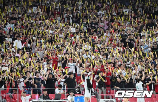 [OSEN=광주, 이대선 기자] 디펜딩 챔프 KIA 타이거즈가 스윕과 함께 5연승을 질주했다.KIA는 19일 광주-기아 챔피언스필드에서 열린 '2025 신한은행 SOL bank KBO리그' KT 위즈와의 경기를 5-0으로 승리했다.KIA 팬들이 열띤 응원을 펼치고 있다. 2025.06.19 /sunday@osen.co.kr