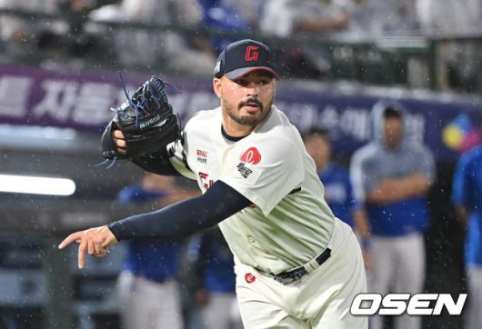 [OSEN=부산, 이석우 기자] 20일 부산 사직야구장에서 2025 신한 SOL 뱅크 KBO 리그 롯데 자이언츠와 삼성 라이온즈의 경기가 열렸다. 홈팀 롯데는 감보아가, 방문팀 삼성은 김대호가 선발 출전했다.롯데 자이언츠 선발 투수 감보아가 5회초 2사 1,2루 삼성 라이온즈 김성윤의 투수 땅볼을 잡아 1루에 던지고 있다. 비디오 판독끝에 아웃. 2025.06.20 / foto0307@osen.co.kr