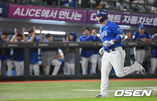 [OSEN=부산, 이석우 기자] 20일 부산 사직야구장에서 2025 신한 SOL 뱅크 KBO 리그 롯데 자이언츠와 삼성 라이온즈의 경기가 열렸다. 홈팀 롯데는 감보아가, 방문팀 삼성은 김대호가 선발 출전했다.삼성 라이온즈 박병호가 7회초 좌월 솔로 홈런을 치고 그라운드를 돌고 있다. 2025.06.20 / foto0307@osen.co.kr