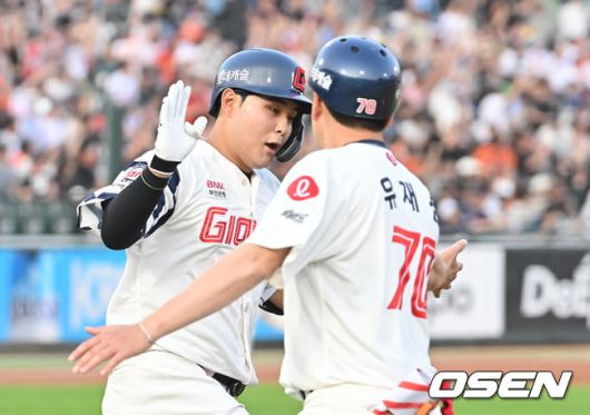 [OSEN=부산, 이석우 기자] 18일 부산 사직야구장에서 2025 신한 SOL 뱅크 KBO 리그 롯데 자이언츠와 한화 이글스의 경기가 열렸다. 홈팀 롯데는 홍민기가, 방문팀 한화는 엄상백이 선발 출전했다.롯데 자이언츠 박재엽이 2회말 2사 1,2루 좌월 3점 홈런을 치고 하이파이브를 하고 있다. 2025.06.18 / foto0307@osen.co.kr