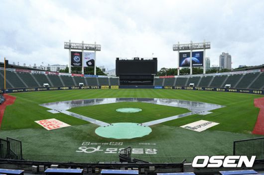 [OSEN=잠실, 이대선 기자] 프로야구 LG 트윈스와 두산 베어스는 20일 잠실구장에서 시즌 7차전 맞대결이 예정돼 있다.경기가 개최될 지는 불투명하다. 이날 서울을 비롯한 수도권에는 호우주의보가 내려져있다. 새벽부터 비는 계속해서 내리고 있다. 오후 3시 이후로도 잠실구장 주변에는 시간당 5mm의 비가 내릴 전망이다.잠실야구장에 비가 내리는 가운데 그라운드에 방수포가 덮여 있다. 2025.06.20 /sunday@osen.co.kr