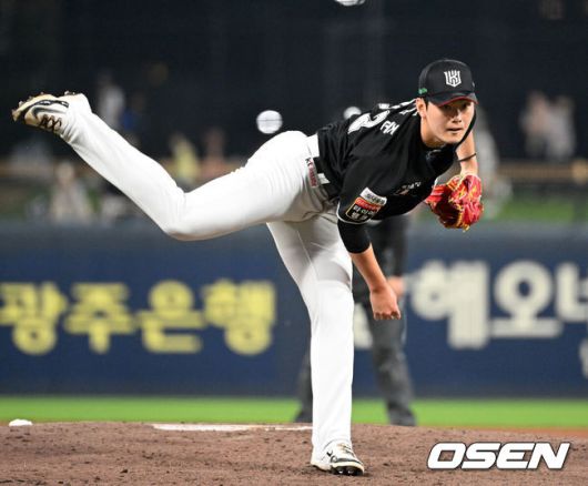 [OSEN=광주, 이대선 기자] 17일 오후 광주-기아 챔피언스필드에서 2025 신한 SOL Bank KBO리그 KIA 타이거즈와 KT 위즈의 경기가 열렸다.KIA는 김도현, KT는 헤이수스를 선발 투수로 내세웠다.6회말 1사 1,2루에서 KT 최용준이 역투하고 있다. 2025.06.17 /sunday@osen.co.kr