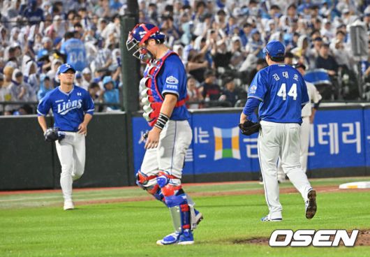 [OSEN=부산, 이석우 기자] 20일 부산 사직야구장에서 2025 신한 SOL 뱅크 KBO 리그 롯데 자이언츠와 삼성 라이온즈의 경기가 열렸다. 홈팀 롯데는 감보아가, 방문팀 삼성은 김대호가 선발 출전했다.삼성 라이온즈 선발 투수 김대호가 4회말 교체되고 있다. 2025.06.20 / foto0307@osen.co.kr