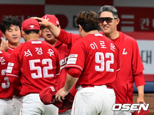 [OSEN=고척, 조은정 기자]프로야구 SSG 랜더스가 홈런 3방으로 연장 혈투에서 짜릿한 역전승을 거뒀다.SSG는19일 서울 고척스카이돔에서 열린 ‘2025 신한은행 SOL Bank KBO리그’ 키움 히어로즈와의 경기에서 4-2로 승리했다. 이날 승리로 SSG는 주중 3연전 위닝시리즈를 챙겼다.SSG 이숭용 감독이 석정우와 승리를 기뻐하고 있다. 2025.06.19 /cej@osen.co.kr