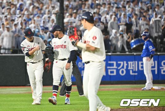 [OSEN=부산, 이석우 기자] 20일 부산 사직야구장에서 2025 신한 SOL 뱅크 KBO 리그 롯데 자이언츠와 삼성 라이온즈의 경기가 열렸다. 홈팀 롯데는 감보아가, 방문팀 삼성은 김대호가 선발 출전했다.롯데 자이언츠 감보아가 5회초 1사 2,3루 삼성 라이온즈 양도근의 3루 땅볼때 박병호와 충돌, 수비방해로 생각하고 김민성과 기뻐하고 있다. 결과는 박병호만 태그 아웃으로 판정. 2025.06.20 / foto0307@osen.co.kr