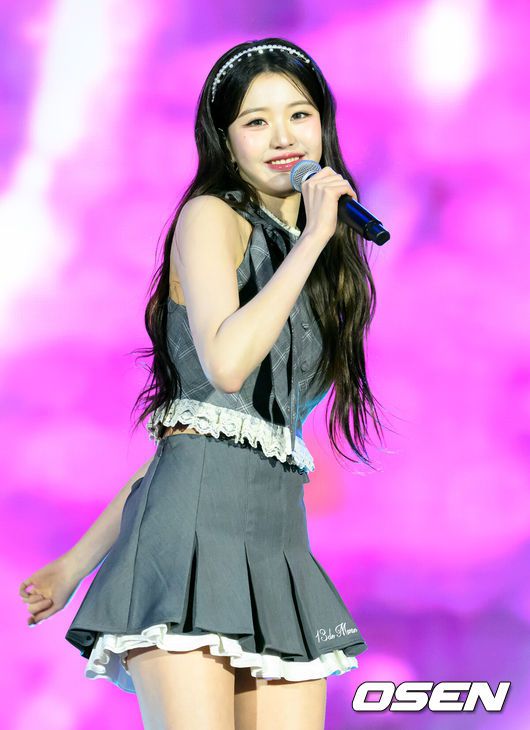 [OSEN=인천, 이대선 기자] 4일 인천 잭 니클라우스 골프 클럽 코리아(파72)에서 쿠팡플레이와 함께하는 리브(LIV) 골프 코리아(총상금 2500만 달러) 최종라운드 경기가 열렸다.그룹 아이브 장원영이 축하무대를 펼치고 있다. 2025.05.04 /sunday@osen.co.kr