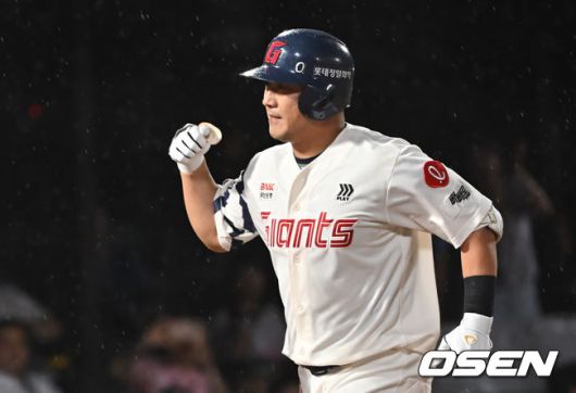 [OSEN=부산, 이석우 기자] 20일 부산 사직야구장에서 2025 신한 SOL 뱅크 KBO 리그 롯데 자이언츠와 삼성 라이온즈의 경기가 열렸다. 홈팀 롯데는 감보아가, 방문팀 삼성은 김대호가 선발 출전했다.롯데 자이언츠 정훈이 8회말 1사 좌월 솔로 홈런을 치고 하이파이브를 하고 있다. 2025.06.20 / foto0307@osen.co.kr