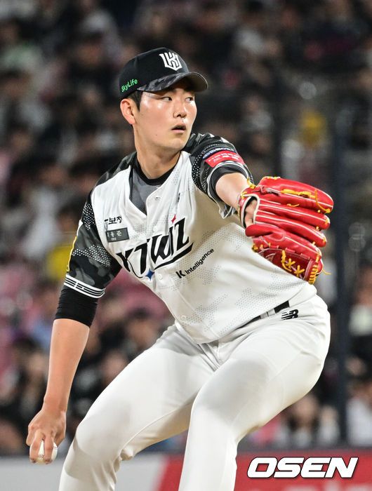 [OSEN=수원, 조은정 기자]12일 오후 수원 KT위즈파크에서 ‘2025 신한 SOL Bank KBO리그’ KT 위즈와 롯데 자이언츠의 경기가 열렸다.이날 홈팀 KT의 선발투수는 소형준, 방문팀 롯데는 김진욱이 나선다.9회초 KT 최용준이 역투하고 있다. 2025.06.12 /cej@osen.co.kr