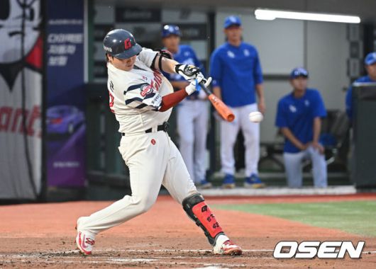 [OSEN=부산, 이석우 기자] 20일 부산 사직야구장에서 2025 신한 SOL 뱅크 KBO 리그 롯데 자이언츠와 삼성 라이온즈의 경기가 열렸다. 홈팀 롯데는 감보아가, 방문팀 삼성은 김대호가 선발 출전했다.롯데 자이언츠 정보근이 2회말 2사 1,2루 좌익수 왼쪽 2타점 2루타를 치고 있다. 2025.06.20 / foto0307@osen.co.kr