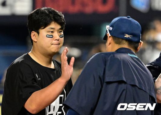 [OSEN=잠실, 지형준 기자] 프로야구 NC 다이노스가LG 트윈스에 승리하며 위닝시리즈에 성공했다.NC는 19일 서울 잠실구장에서 열린 2025 KBO리그 LG와 경기에서 3-0으로 승리했다. 김휘집이 선제 결승 솔로 홈런을 터뜨렸고, 박민우가 3타수 2안타 2타점을 기록했다.경기를 마치고 NC 신민혁이 이호준 감독과 기뻐하고 있다. 2025.06.19 /jpnews@osen.co.kr