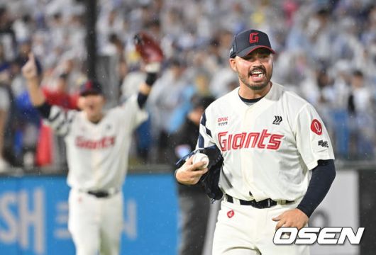 [OSEN=부산, 이석우 기자] 20일 부산 사직야구장에서 2025 신한 SOL 뱅크 KBO 리그 롯데 자이언츠와 삼성 라이온즈의 경기가 열렸다. 홈팀 롯데는 감보아가, 방문팀 삼성은 김대호가 선발 출전했다.롯데 자이언츠 선발 투수 감보아가 5회초 2사 1,2루 삼성 라이온즈 김성윤의 투수 땅볼을 잡아 1루에 던졌으나 세이프 판정이 났으나 비디오 판독끝에 아웃 판정을 받고 환호하고 있다. 2025.06.20 / foto0307@osen.co.kr