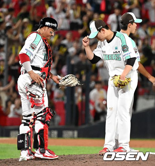 [OSEN=광주, 이대선 기자] 디펜딩 챔프 KIA 타이거즈가 스윕과 함께 5연승을 질주했다. KIA는 19일 광주-기아 챔피언스필드에서 열린 '2025 신한은행 SOL bank KBO리그' KT 위즈와의 경기를 5-0으로 승리했다.경기 종료 후 KIA 성영탁이 김태군과 승리의 기쁨을 나누고 있다. 2025.06.19 /sunday@osen.co.kr