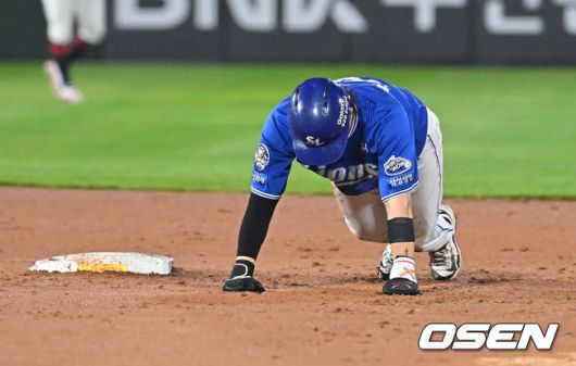 [OSEN=부산, 이석우 기자] 20일 부산 사직야구장에서 2025 신한 SOL 뱅크 KBO 리그 롯데 자이언츠와 삼성 라이온즈의 경기가 열렸다. 홈팀 롯데는 감보아가, 방문팀 삼성은 김대호가 선발 출전했다.삼성 라이온즈 류지혁이 7회초 무사 1루 김지찬의 중견수 플라이 아웃때 2루에서 미끌어지며 귀루하지 못해 아웃되고 있다. 2025.06.20 / foto0307@osen.co.kr
