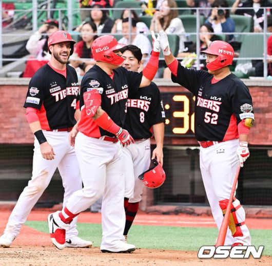 [OSEN=인천, 박준형 기자] 21일 오후 인천 SSG랜더스필드에서 ‘2025 신한 SOL BANK KBO리그’ SSG 랜더스와 KIA 타이거즈의 경기가 진행됐다.이날 SSG는 김광현을, KIA는 양현종을 선발투수로 내세웠다.5회초 2사 1,2루 KIA 최형우가 선취 3점 홈런을 날리고 동료들의 축하를 받고 있다. 2025.06.21 / soul1014@osen.co.kr