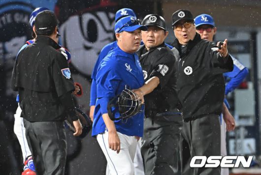 [OSEN=부산, 이석우 기자] 20일 부산 사직야구장에서 2025 신한 SOL 뱅크 KBO 리그 롯데 자이언츠와 삼성 라이온즈의 경기가 열렸다. 홈팀 롯데는 감보아가, 방문팀 삼성은 김대호가 선발 출전했다.삼성 라이온즈 박진만 감독이 8회말 2사 롯데 자이언츠 한태양 타석때 강민호가 1루심과 신경전을 벌이자 1루로 나가고 있다. 2025.06.20 / foto0307@osen.co.kr