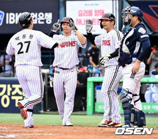 [OSEN=잠실, 지형준 기자] 21일 오후 서울 잠실구장에서 ‘2025 신한 SOL Bank KBO리그’ LG 트윈스와 두산 베어스의 경기가 열렸다.LG는 에르난데스, 두산은 곽빈이 선발로 나섰다.4회말 무사 1,2루에서 LG 박동원이 역전 우월 스리런포를 날리며 동료선수들과 기뻐하고 있다. 2025.06.21 /jpnews@osen.co.kr