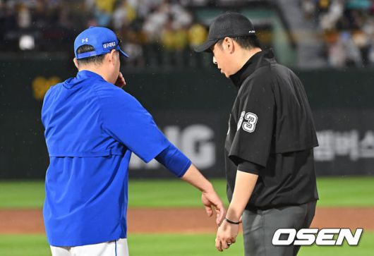 [OSEN=부산, 이석우 기자] 20일 부산 사직야구장에서 2025 신한 SOL 뱅크 KBO 리그 롯데 자이언츠와 삼성 라이온즈의 경기가 열렸다. 홈팀 롯데는 감보아가, 방문팀 삼성은 김대호가 선발 출전했다.삼성 라이온즈 박진만 감독이 8회말 2사 롯데 자이언츠 한태양 타석때 강민호가 1루심과 신경전을 벌이자 얘기를 하고 있다. 2025.06.20 / foto0307@osen.co.kr