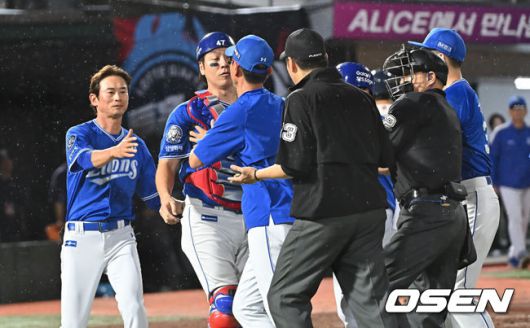 [OSEN=부산, 이석우 기자] 20일 부산 사직야구장에서 2025 신한 SOL 뱅크 KBO 리그 롯데 자이언츠와 삼성 라이온즈의 경기가 열렸다. 홈팀 롯데는 감보아가, 방문팀 삼성은 김대호가 선발 출전했다.삼성 라이온즈 강민호가 8회말 2사 롯데 자이언츠 한태양 타석때 1루심과 신경전을 벌이고 있다. 2025.06.20 / foto0307@osen.co.kr