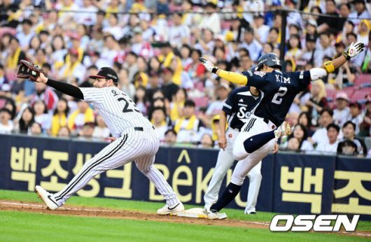 [OSEN=잠실, 지형준 기자] 21일 오후 서울 잠실구장에서 ‘2025 신한 SOL Bank KBO리그’ LG 트윈스와 두산 베어스의 경기가 열렸다.LG는 에르난데스, 두산은 곽빈이 선발로 나섰다.6회초 1사 1,2루에서 두산 김민석이 2루땅볼을 날리고 1루엣 LG 오스틴에 앞서 가까스로 세이프되고 있다. 2025.06.21 /jpnews@osen.co.kr
