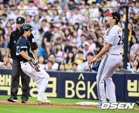 [OSEN=잠실, 지형준 기자] 21일 오후 서울 잠실구장에서 ‘2025 신한 SOL Bank KBO리그’ LG 트윈스와 두산 베어스의 경기가 열렸다.LG는 에르난데스, 두산은 곽빈이 선발로 나섰다.6회초 1사 1,3루에서 두산 이유찬이 견제에 걸렸지만 LG 손주영이 1루 커버에 들어가지 못하며 세이프되고 있다. 2025.06.21 /jpnews@osen.co.kr