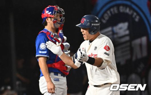 [OSEN=부산, 이석우 기자] 20일 부산 사직야구장에서 2025 신한 SOL 뱅크 KBO 리그 롯데 자이언츠와 삼성 라이온즈의 경기가 열렸다. 홈팀 롯데는 감보아가, 방문팀 삼성은 김대호가 선발 출전했다.롯데 자이언츠 정훈이 8회말 1사 좌월 솔로 홈런을 치고 환호하고 있다. 2025.06.20 / foto0307@osen.co.kr